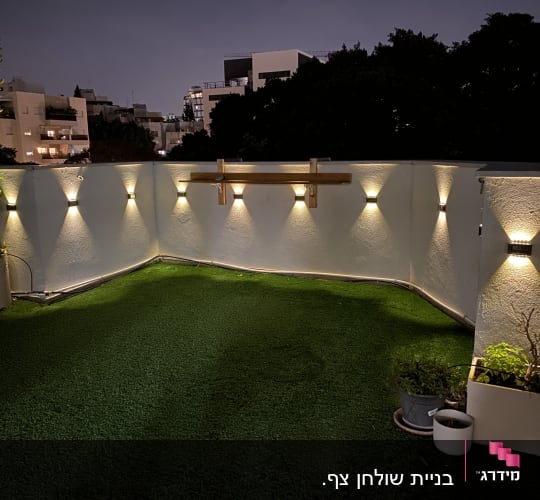 תאורת קיר חיצונית מותקנת על קיר לבן